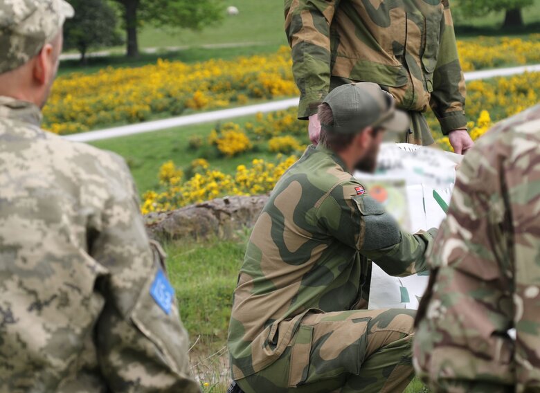 Інструктори з Норвегії вчать українських військових безпечно долати мінні загородження під час дій в районах боїв 07