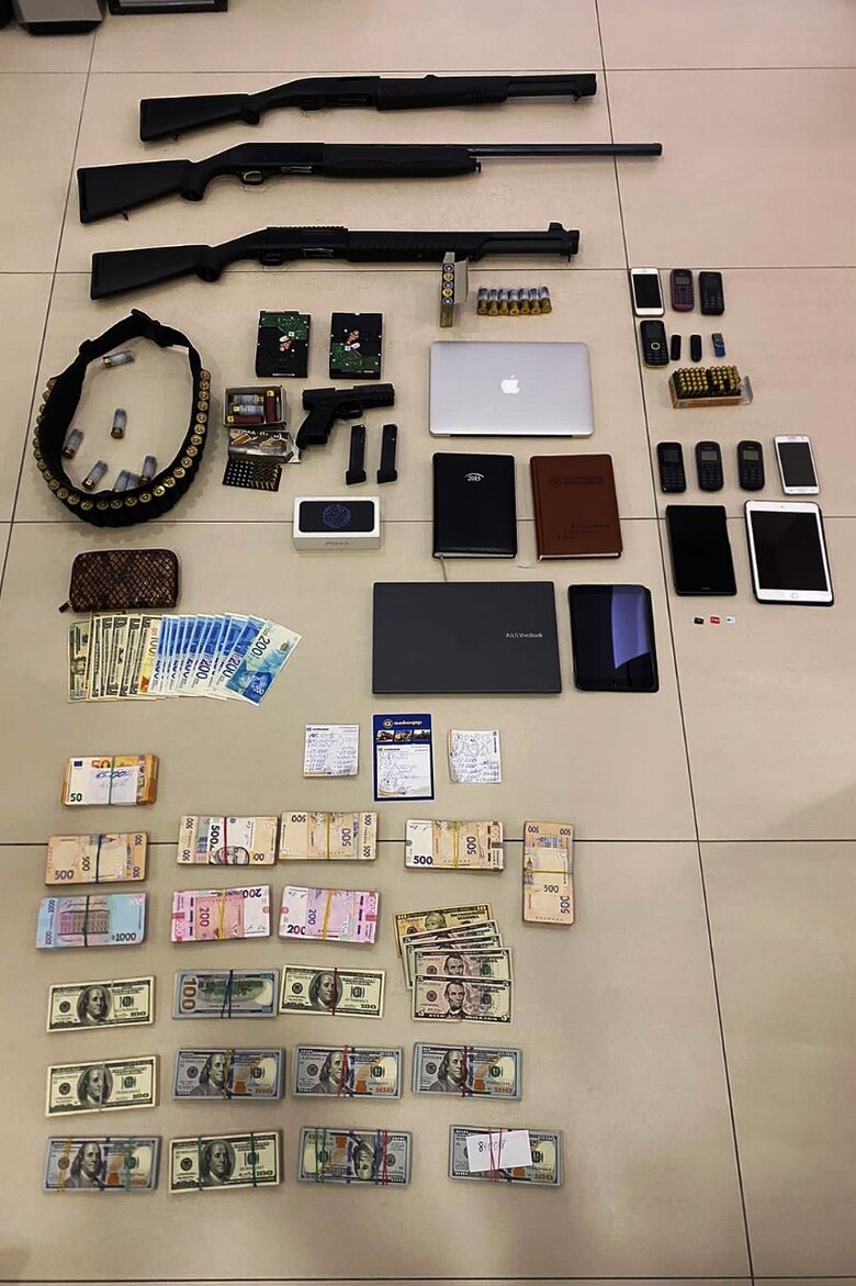 Arms dealers detained in Dnipro and over $5.5m seized from them 04