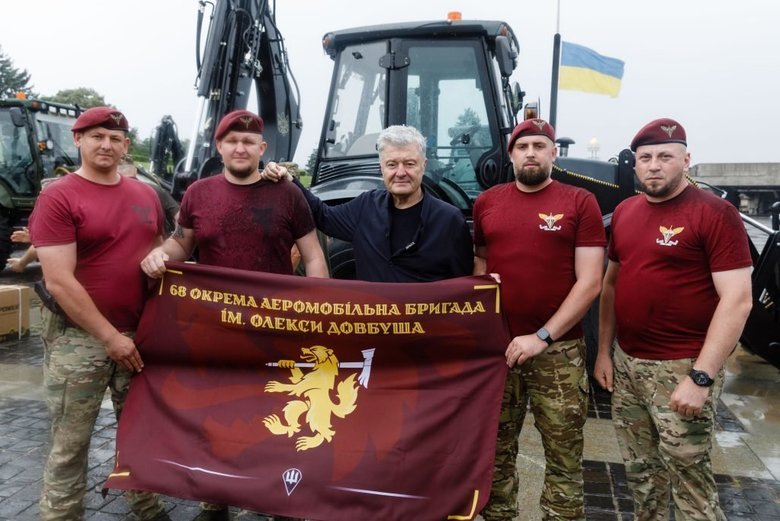 Порошенко передав партію допомоги ЗСУ на 32 млн грн