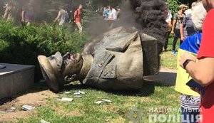 Спроби зазіхань на офіційну декомунізацію провокують декомунізацію стихійну, - В'ятрович про знесення пам'ятника Жукову в Харкові
