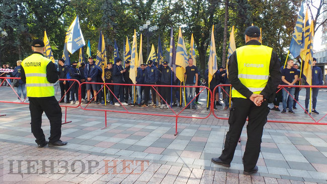 Президент обіцяв, - Нацкорпус пікетує Раду з вимогою спрощення процедури отримання громадянства учасниками АТО 02