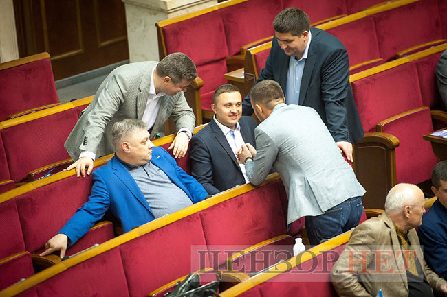 Ляшко і Богуслаєв вивчають газету, Семерак в оточенні нардепів та обійми Ричкової і Полторака, - день роботи ВР 18 травня 04