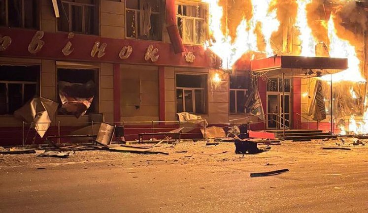 Росіяни вдарили по магазину в Барвінковому на Харківщині: 10 постраждалих, сталася пожежа. ФОТОрепортаж (оновлено)