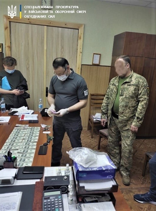 В Харькове на взятке 1100 долл. задержан военком, - прокуратура 02