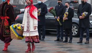 Ukraine leaders lay flowers at monument to Hrushevsky. PHOTOS