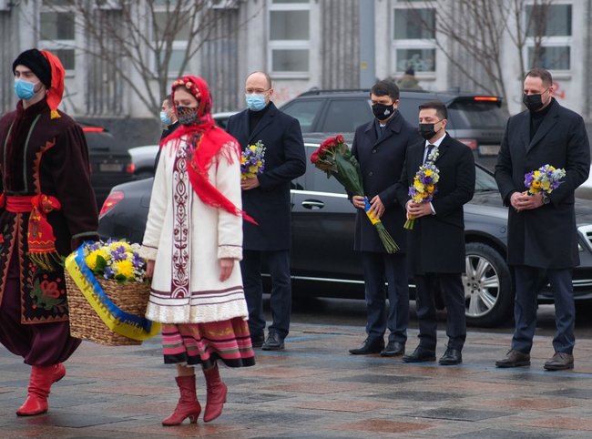 Ukraine leaders lay flowers at monument to Hrushevsky 07