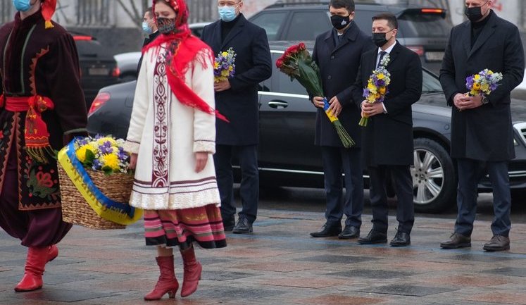 Ukraine leaders lay flowers at monument to Hrushevsky. PHOTOS