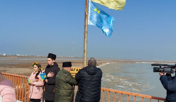 На админгранице с оккупированным Крымом экс-узники Кремля Бекиров и Панов развернули украинский и крымскотатарский флаги. ФОТОрепортаж