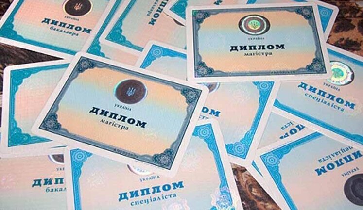 Кабмин отдал полномочия забирать дипломы из-за плагиата выдавших их вузам