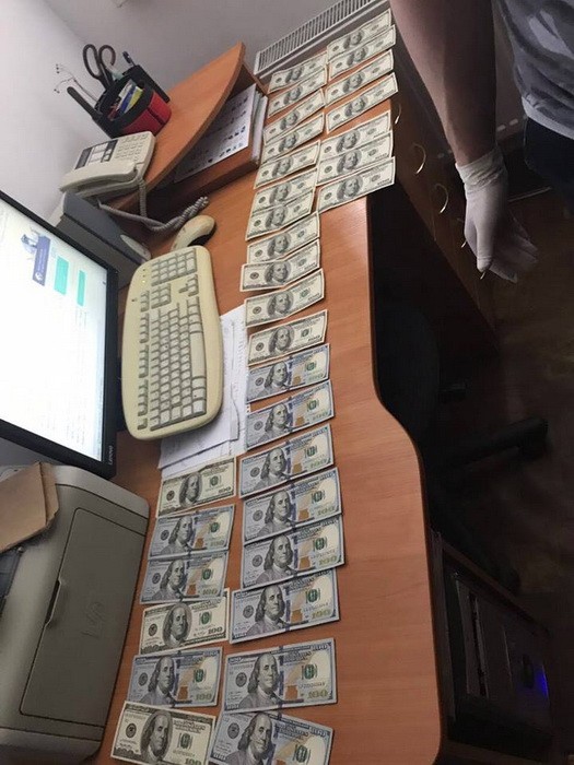 Таможенник задержан на Львовщине при получении 400 долл. взятки, - СБУ 02