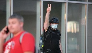 У Мінську закривають метро, біля станції збираються протестувальники з квітами