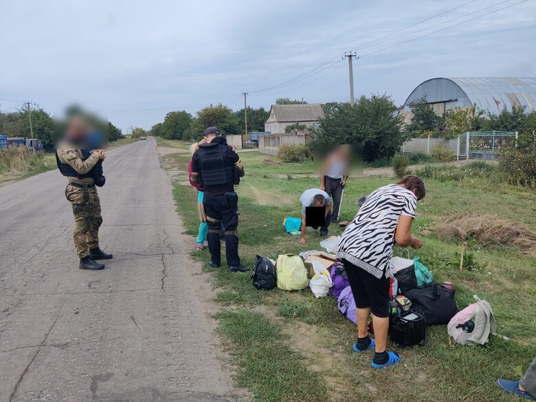 Прошли несколько километров и вброд через реку добрались на подконтрольную территорию: 12 человек в Херсонской области эвакуировались из зоны боевых действий 03