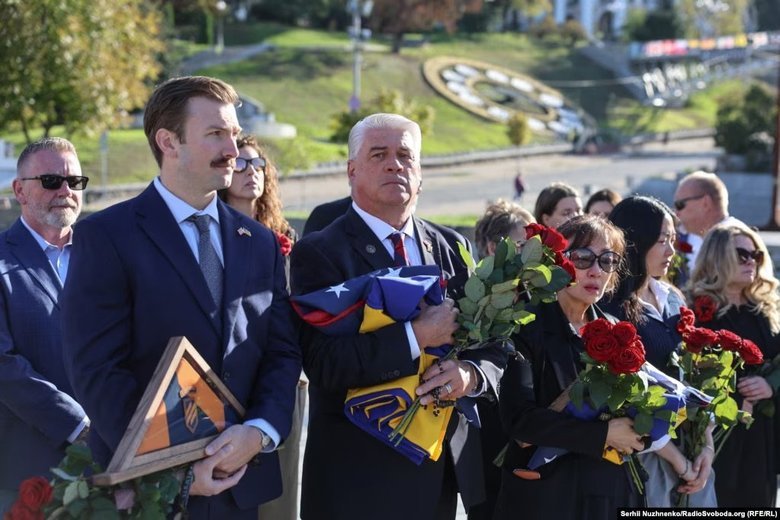 В Киеве простились с добровольцами из США Бенджамином Ю и Спенсером Бернсом Миком
