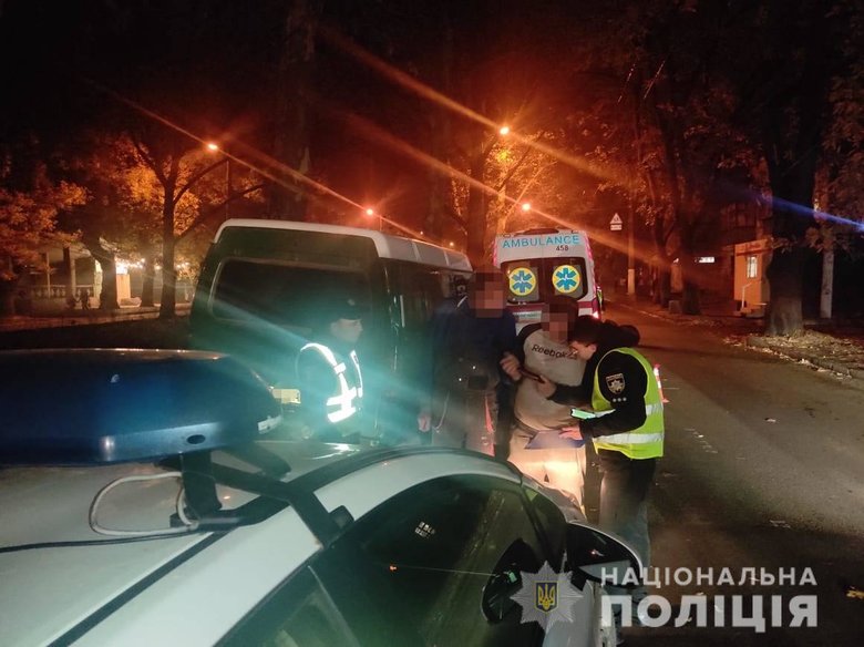 Водитель Opel сбил двух человек на пешеходном переходе в Одессе и скрылся: 15-летняя девушка погибла на месте 01 Водитель Opel сбил двух человек на пешеходном переходе в Одессе и скрылся: 15-летняя девушка погибла на месте 01