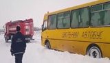 Школьный автобус с 30 детьми застрял в сугробах в Киевской области. ВИДЕО+ФОТОрепортаж