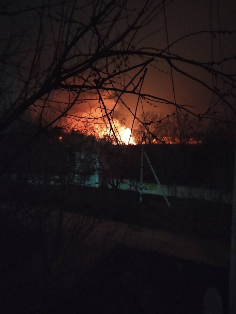 В окупованому Криму під Сімферополем пожежа, місцеві кажуть про вибухи 01