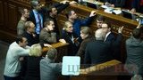 Начало внеочередного заседания Рады: депутаты обступили трибуну, объявлен перерыв. ФОТОрепортаж