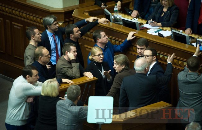 Блокування трибуни й аншлаг біля силовиків: як відбувається позачергове засідання Ради 02