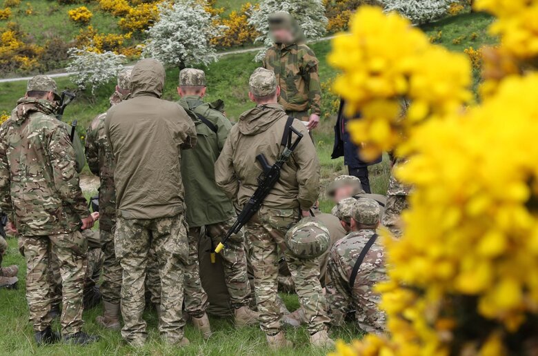 Інструктори з Норвегії вчать українських військових безпечно долати мінні загородження під час дій в районах боїв 06