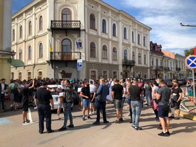 Підприємці в Коломиї мітингують проти червоних карантинних обмежень 01