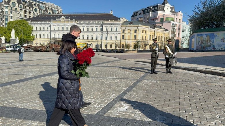 Міністерка оборони Іспанїі Роблес прибула до Києва