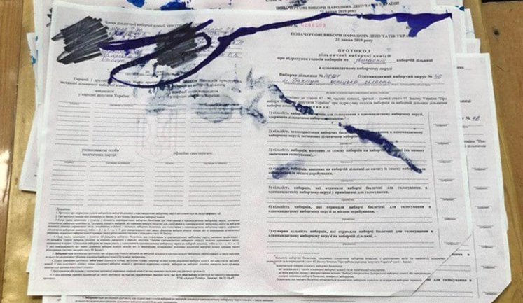 Окончились, не успев начаться: в Бахмуте члены УИК подписали бланки протоколов для внесения результатов выборов. ВИДЕО+ФОТОрепортаж
