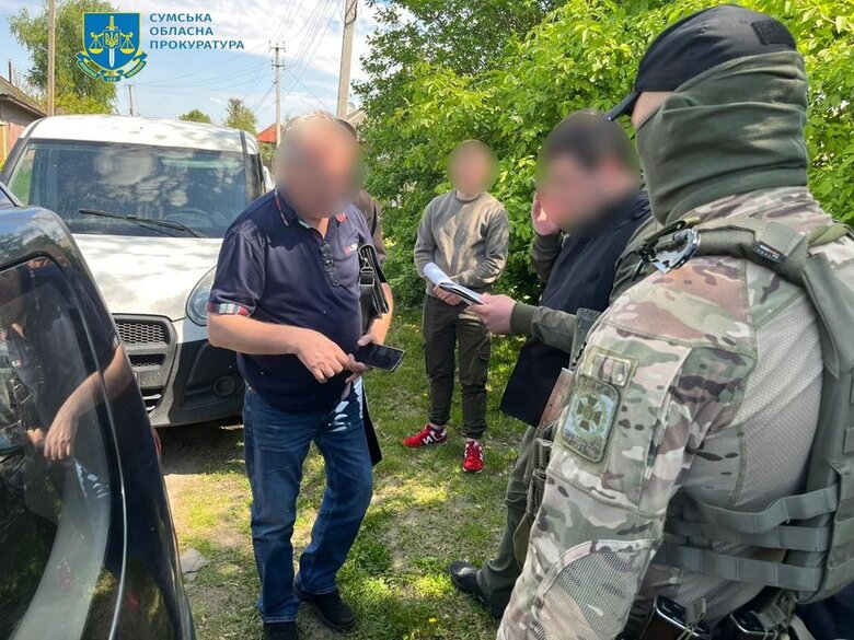 На Сумщині затримали уродженця РФ, який за 6,5 тис. доларів переправляв людей до Росії через Молдову 01 На Сумщині затримали уродженця РФ, який за 6,5 тис. доларів переправляв людей до Росії через Молдову 01