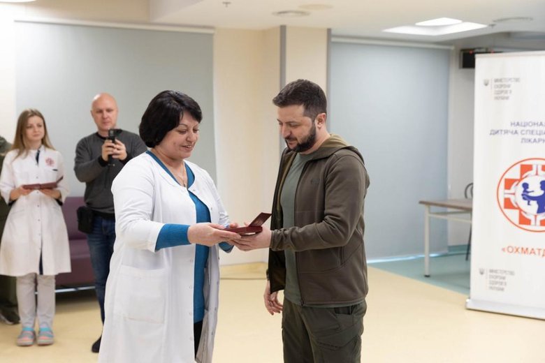 Zelensky talked to two orphans from Mariupol 05
