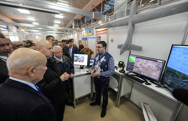 Турчинов открыл выставку-презентацию научно-технических разработок Наука - обороне и безопасности государства 05