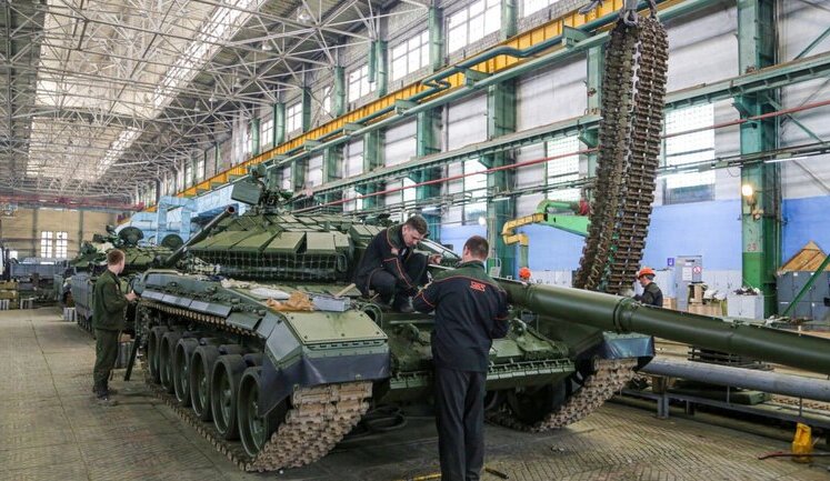 Не только ракеты: Россия наращивает производство танков, артиллерии, взрывчатки, БПЛА и авиации, - The Economist