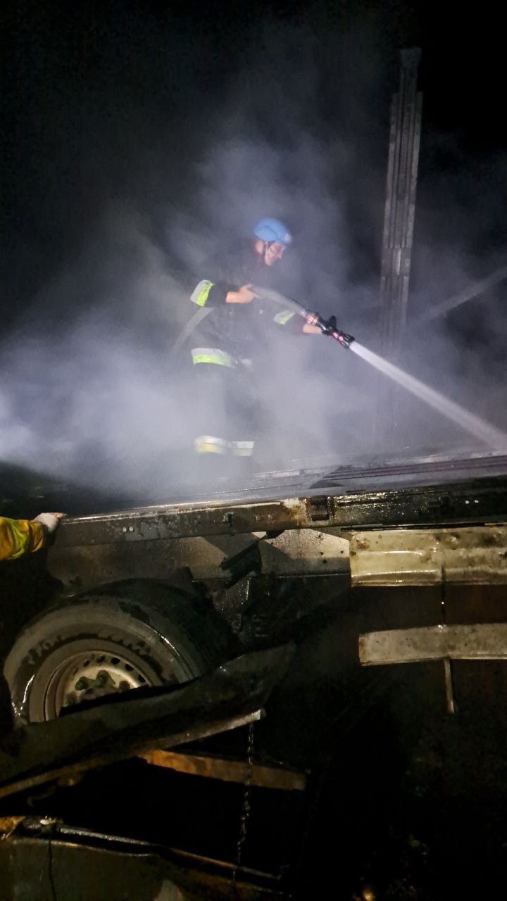 Ворог ударив по передмістю Запоріжжя, влучання у територію підприємства, пошкоджено вантажівки та споруди, - ОВА 04