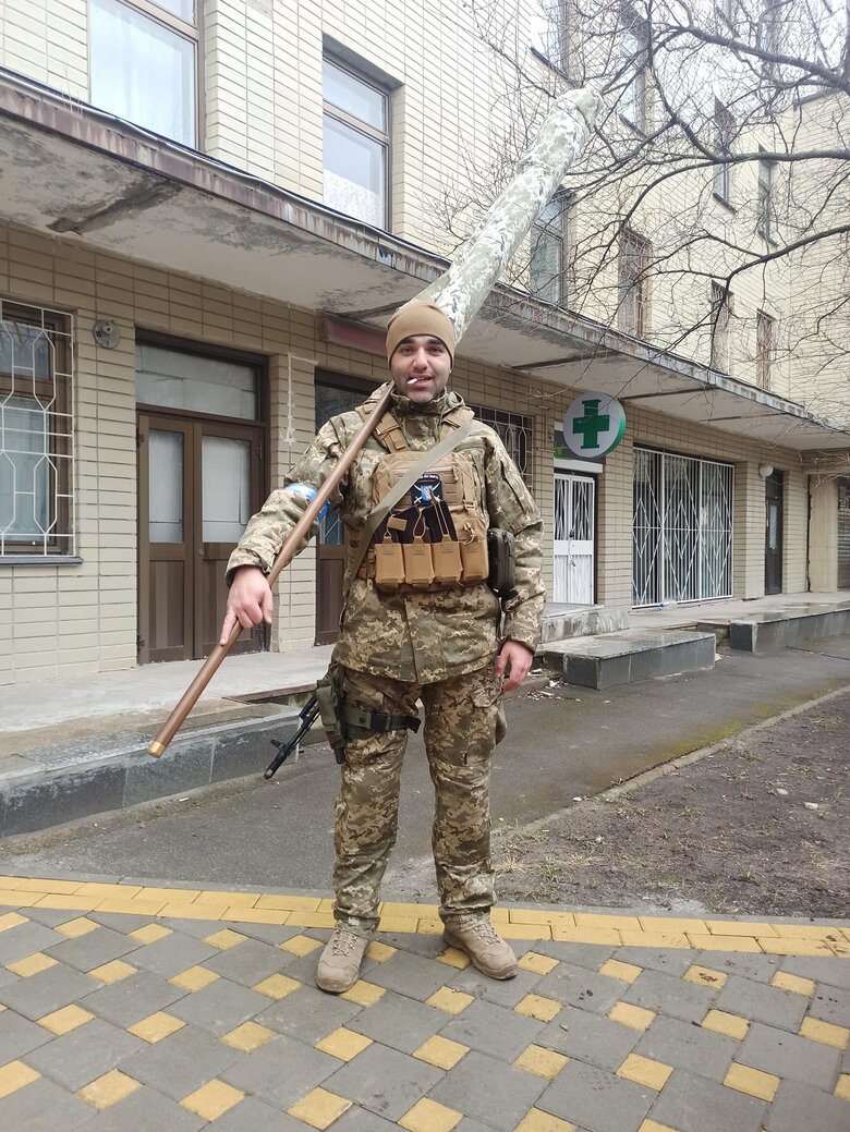 Антон Колумбет: Ми стоїмо і дивимося, як загорілися два вертольоти та падають у Київське море. З них ще випадають покоцані російські десантники. Тоді весь страх пішов 01