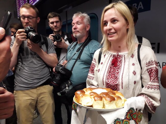 Прихильники Саакашвілі збираються в аеропорту Бориспіль - люди тримають банери і співають гімн 11 Прихильники Саакашвілі збираються в аеропорту Бориспіль - люди тримають банери і співають гімн 11