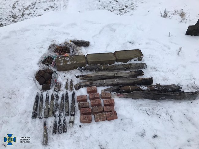 Тротилові шашки, артснаряди та гранатометні постріли: СБУ виявила на виїзді із Сєверодонецька схрон найманців РФ 02