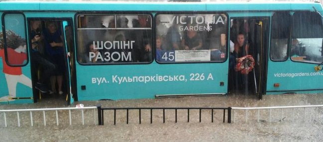 Сильна злива затопила Львів 05