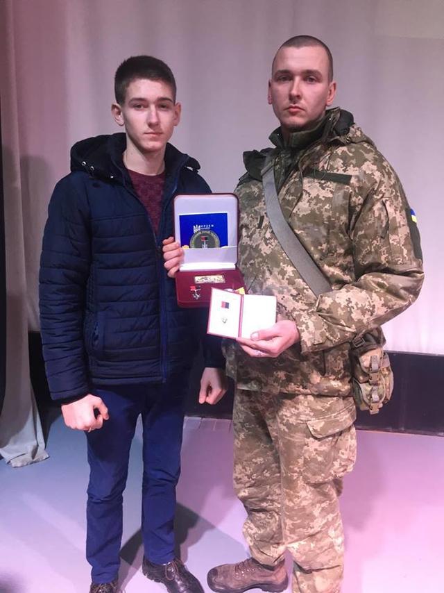 Десантник, Народный Герой Украины Юрий Соболев: Не могу посчитать, сколько раз заезжал в аэропорт с БТР. Раз в сутки обязательно. Правда, однажды я поймал РПГ 09