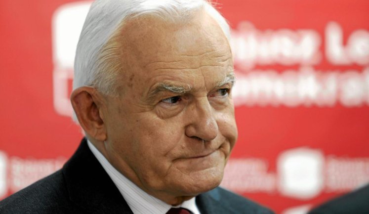 Экс-премьер Польши Миллер назвал Зеленского "российской портянкой". Посольство Украины назвало это неприемлемым