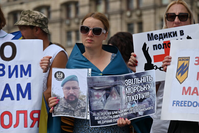 Акція на підтримку полонених військових медиків відбулася на Майдані Незалежності 18