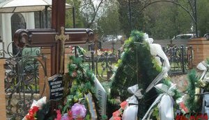 На могиле сына Януковича появилась табличка с именем. ФОТО