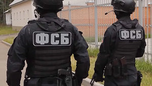 Російські силовики забрали жінку після обшуків у Сімферополі
