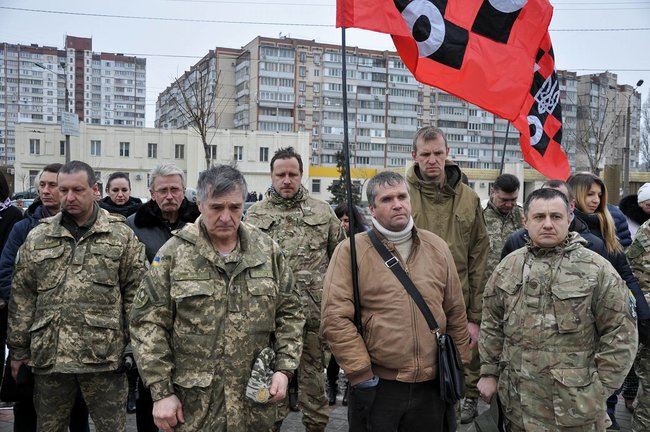 Учасники АТО та мешканці Києва поклали на Троєщині квіти до памятника Воїну-добровольцю 15