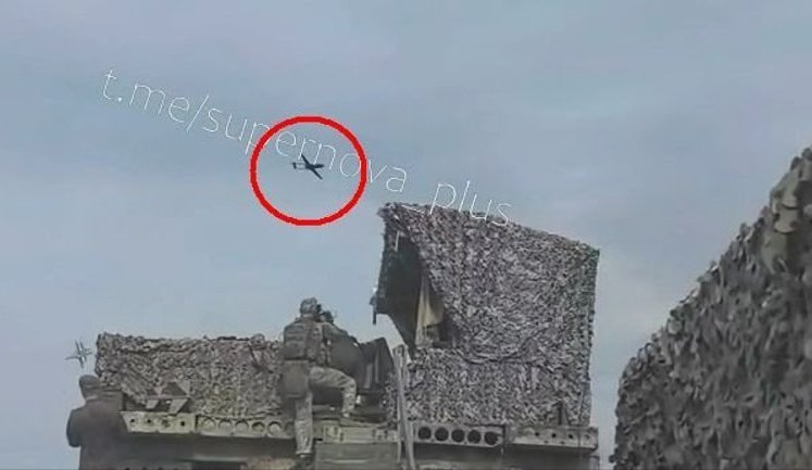 Russian army’s Velikoizhorsk air defence unit tries in vain to shoot down two Ukrainian drones: "Another one! There it goes #damn!". VIDEO