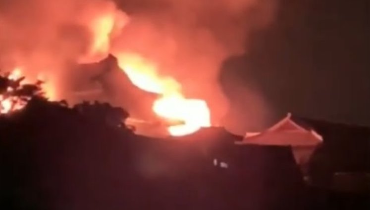 Замок из списка ЮНЕСКО горит в Японии. ВИДЕО
