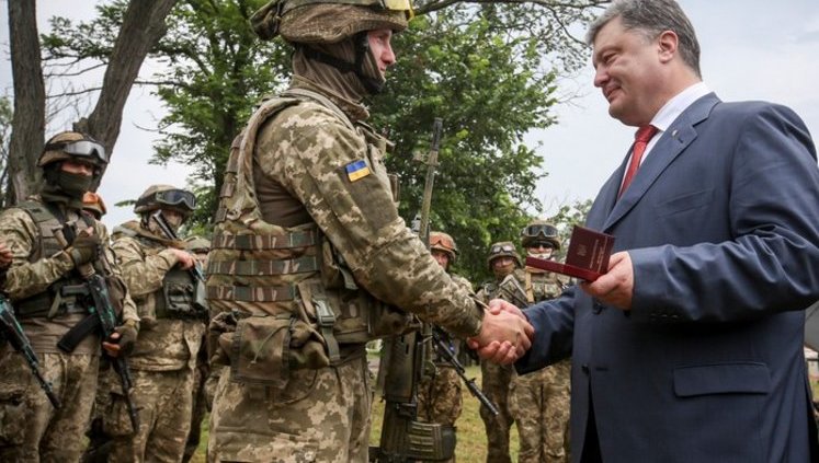 Порошенко перевірив "солдатський побут" 79-ої бригади в Миколаєві. ФОТОрепортаж