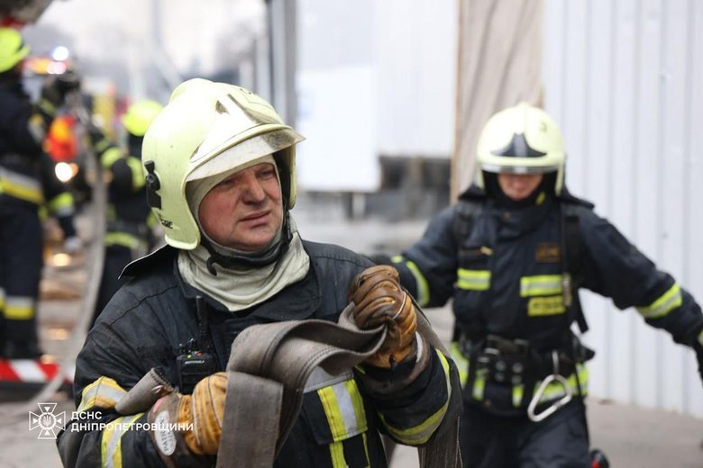 Warehouses are burning in Dnipro after a missile strike: the State Emergency Service has called in aviation