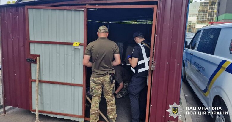 У Дарницькому районі Києва вибухнув невідомий предмет у сміттєвому баку