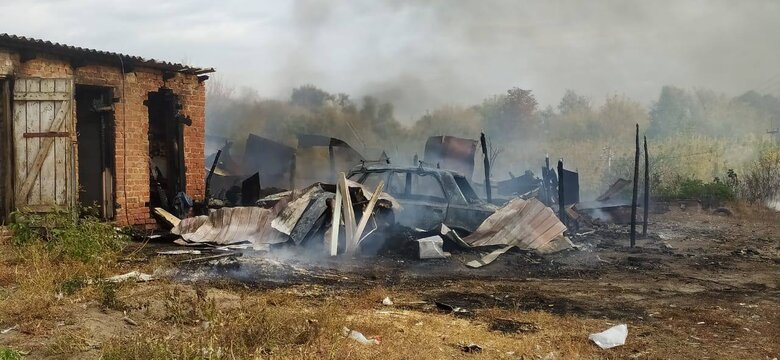 Рашисти вдарили по будинку у Вовчанську, постраждали 3 особи 02