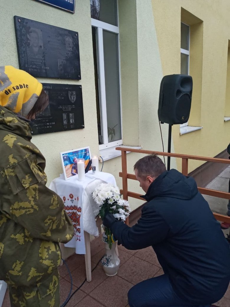 Меморіальну дошку воїну 10-ї ОГШБр Олексію Мамчію, що загинув навесні у зоні ООС, відкрили у Чернівцях 02