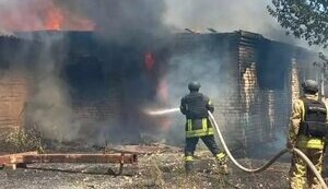 Окупанти повторно обстріляли вогнеборців, які гасили пожежу у Херсоні. Постраждав один рятувальник