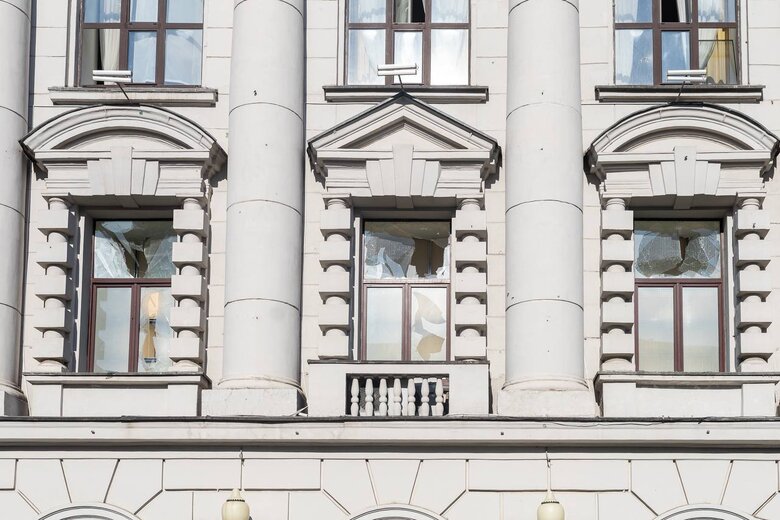 Обстріл Дніпра. Пошкоджено будівлю облради